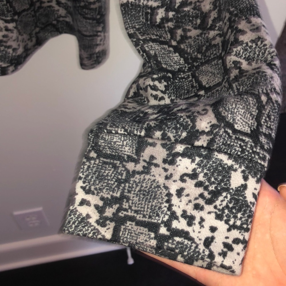 snakeskin pullover - Picture 3 of 3